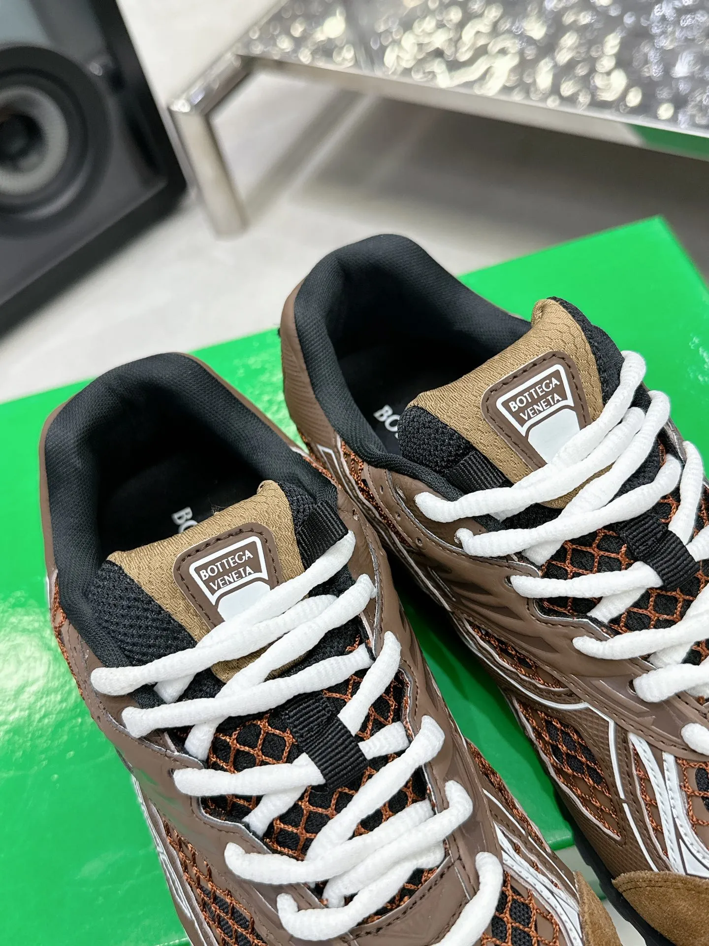 👟👟Ex-factory price 560👟👟 Men ➕20 💰𝐁𝐨𝐭𝐭𝐞𝐠𝐚 𝐕𝐞𝐧𝐞𝐭𝐚 Bodie Home Couple Style 👫BV Sports Shoes Wang Yibo Same Style Casual shoes for couples and dad shoes! Runner sneakers! Original purchase and development! Made of original lightweight technical mesh fabric, the same as the original version! The process is complicated! Paired with a geometric pattern designed rubber outsole, the higher version of the Wang Zha series is actually much taller, but the legs still look slim. Very nice. Durable and durable to play with, standard and version-matching shoe-packing technology. Look for high-end versions. The original outsole is exclusively molded, and the color-blocked TPU outsole is used. The material and weight are the same as the original! Size: Women’s size 35-41 (40 and 41 customized, non-refundable) Men’s size 39-45 (45 customized, non-refundable)